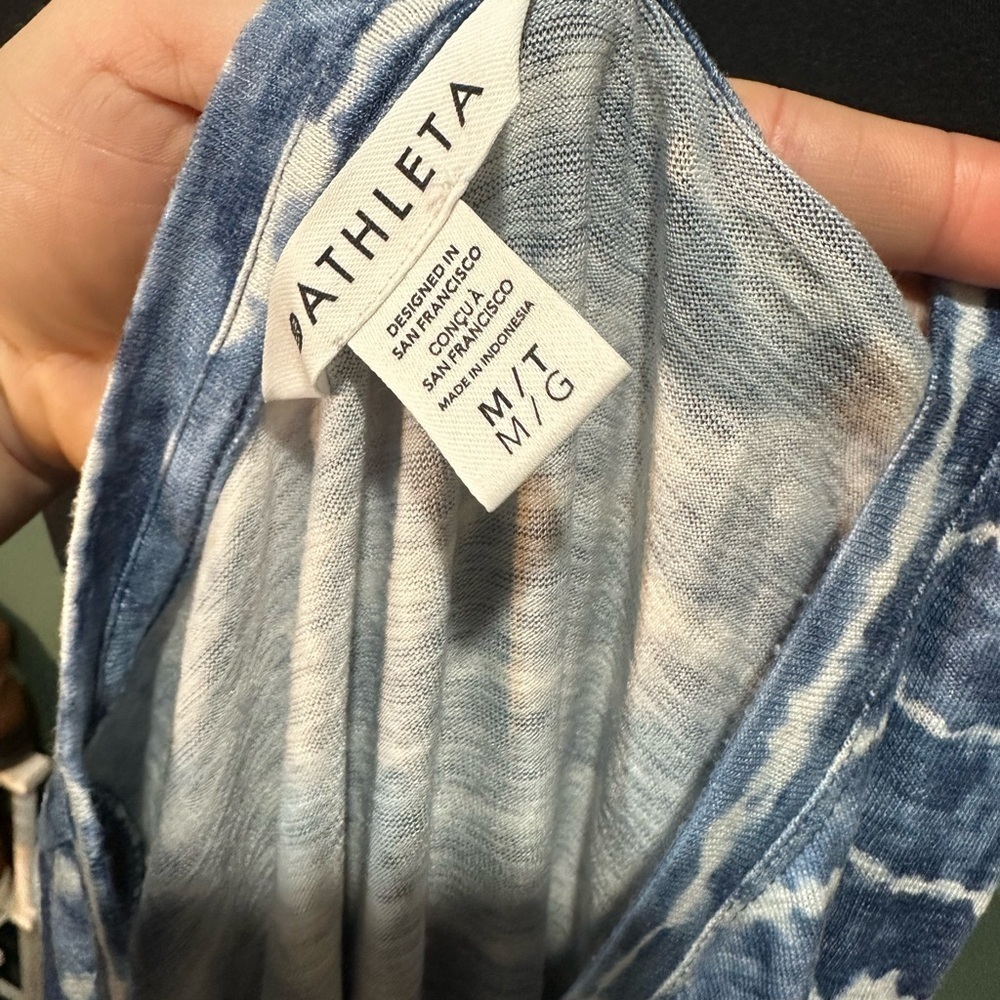 Athleta Tie Dye Sleeveless Tank Top in Navy and White Size M😻 - Picture 2 of 4